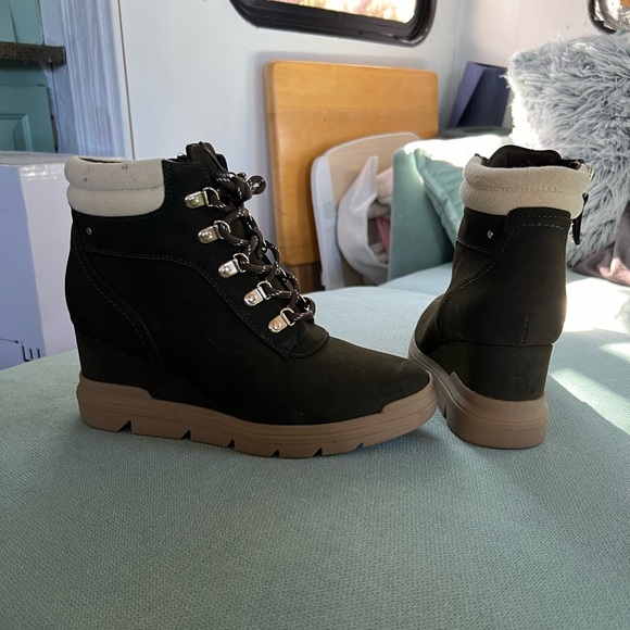 Dr. Scholl’s Wedge Winter Boots (size : 7.5) {forest green} - Picture 2 of 8